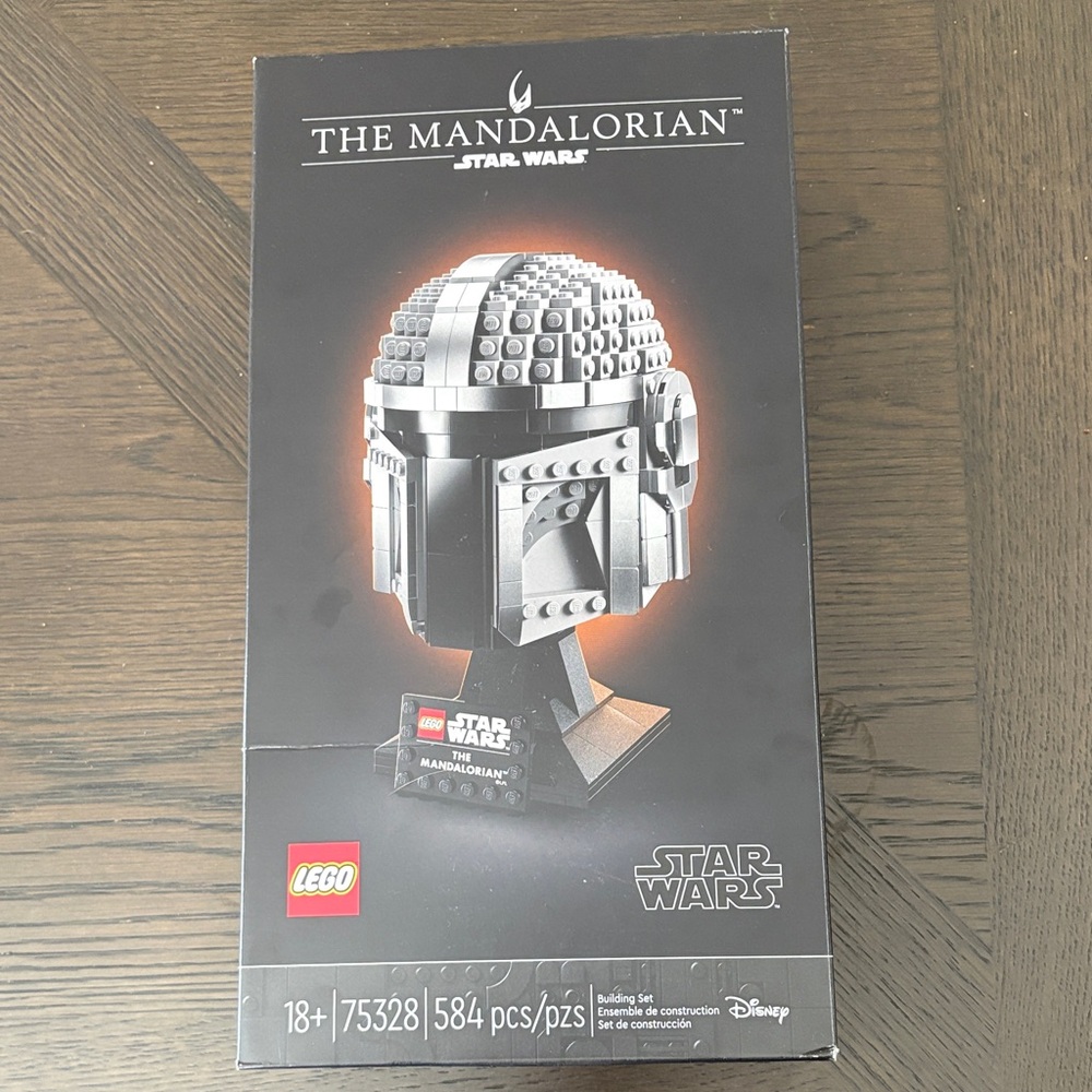 Lego Star Wars Mandalorian Helmet in Silver and Black